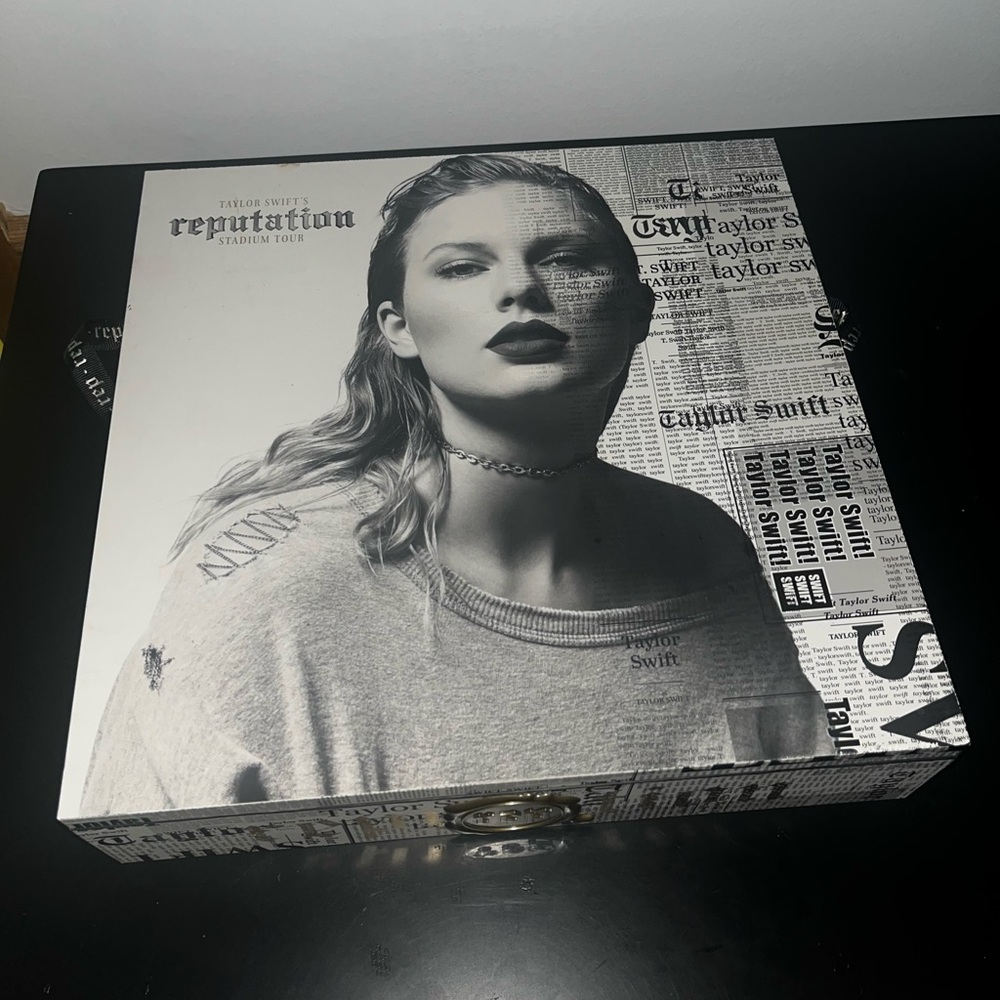 Taylor Swift Reputation Collector's Edition in Black and White
